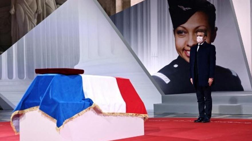 Emmanuel Macron, presidente de Francia rinde honores frente al cenotafio de Joséphine Baker
