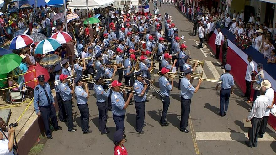 Santeños celebran 194 años del primer grito de independencia