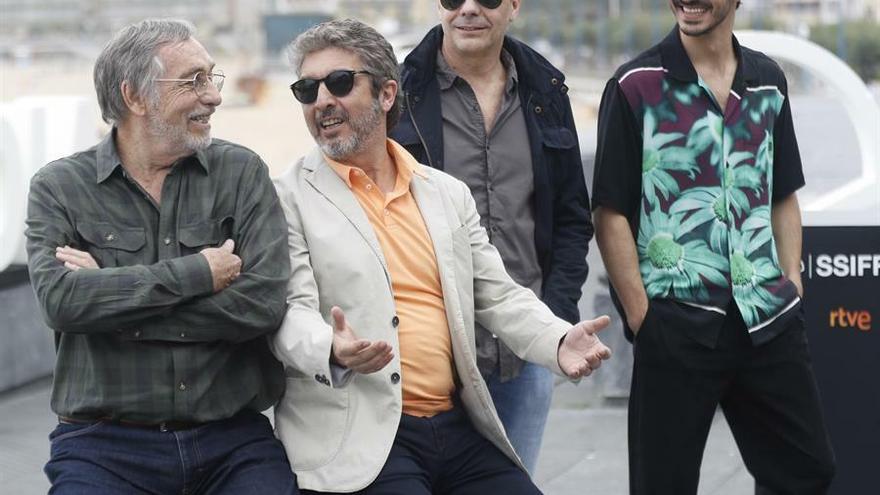 El director argentino Sebastián Borensztein (2d) posa junto a los actores Ricardo Darín (2i), Chino Darín (d) y Luis Brandoni (i) tras presentar su película ""La odisea de los giles"" en el Festival Internacional de Cine de San Sebastián