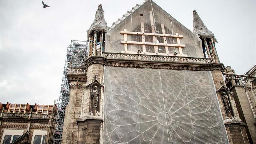 El andamio sobre Notre Dame sigue haciendo pesar la amenaza del derrumbe