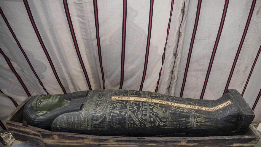 Un sarcófago es exhibido durante el anuncio oficial de los nuevos descubrimientos arqueológicos en la necrópolis de Saqqara al sur de El Cairo, en Egipto.