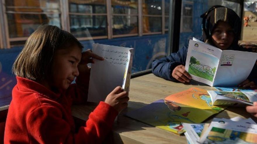 Los niños en Kabul sienten alivio al leer libros