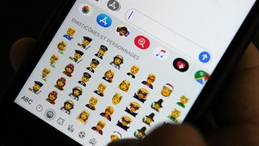 Una persona escoge un emoji en su celular