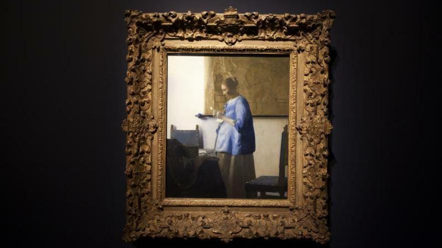 La recién restaurada obra "Mujer leyendo una carta", del maestro holandés Johannes Vermeer (1632-1675).