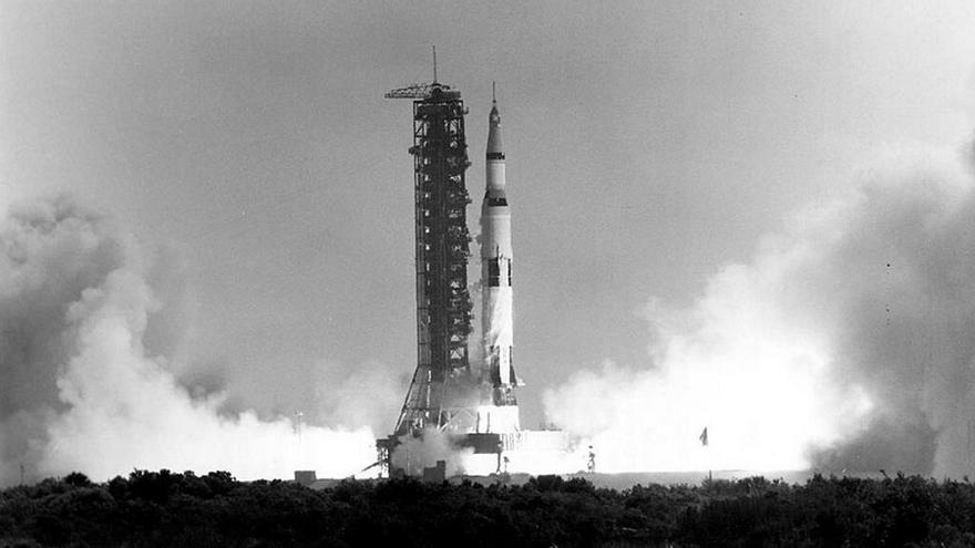 Alrededor de las 9 de la mañana del 16 de julio de 1969, despega la nave Saturno V del centro Kennedy en Florida,  llevando a Neil Armstrong, Buzz Aldrin y  Michael Collins hacia la luna.