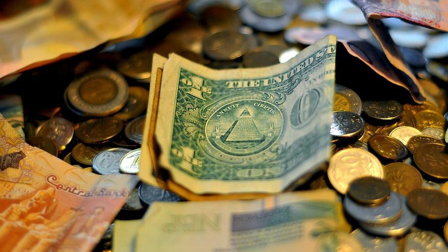 Imagen ilustrativa de dinero en monedas y billetes