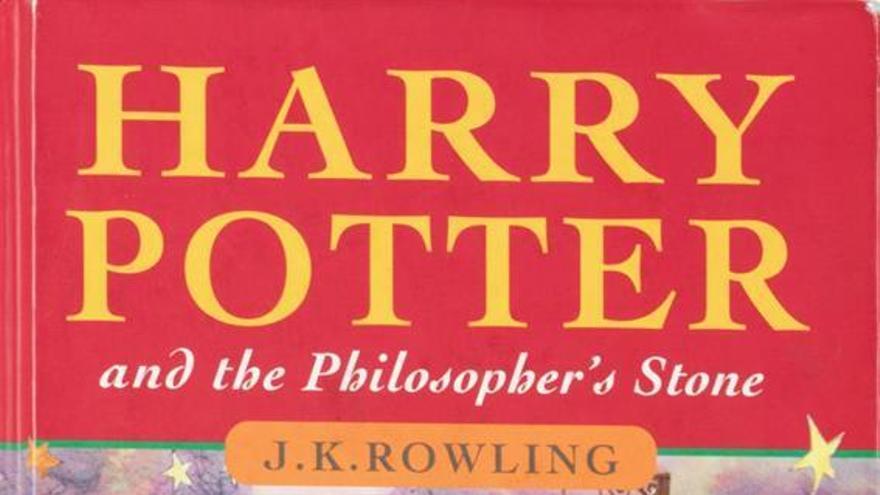 Primera edición de dicada del libro "Harry Potter y la piedra filosofal".