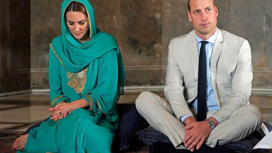 Los duques de Cambridge, Guillermo y Catalina durante su visita a Pakistán.