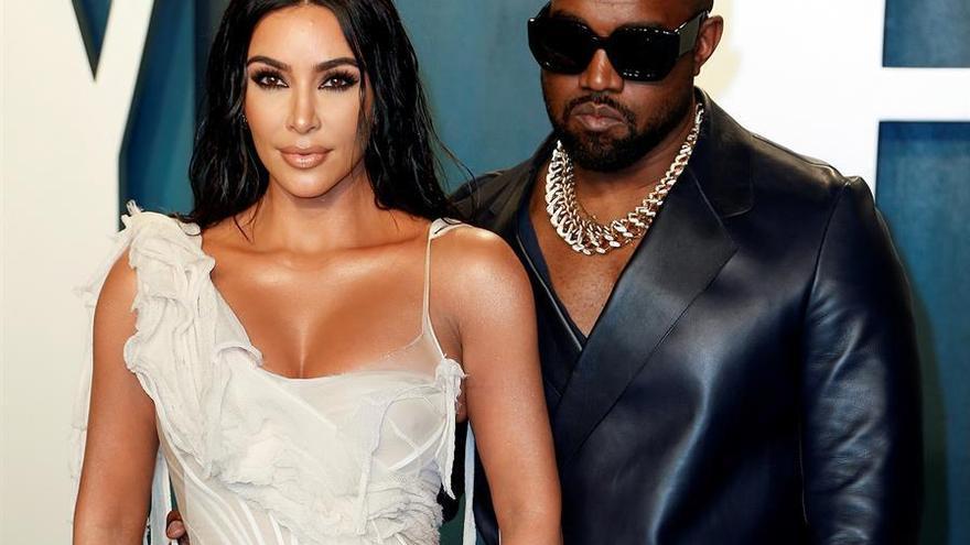 El rapero y productor musical Kanye West y su esposa Kim Kardashian