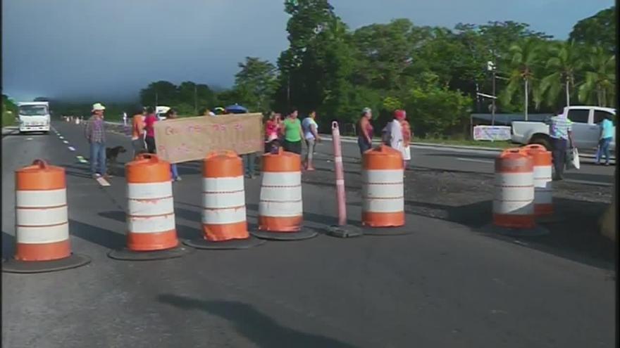Protestan en Santiago de Veraguas para exigir puente peatonal - TVN Panamá